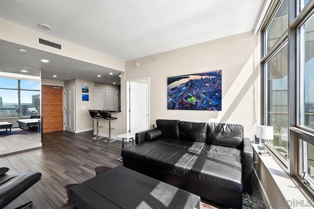 700 W E 3604, San Diego, California 92101 home-pic-5